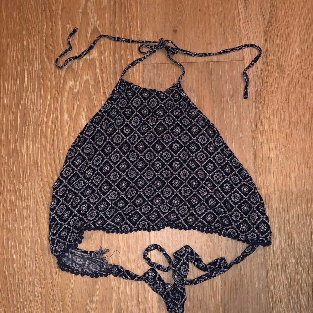 Revealing crop top/ straps backless
